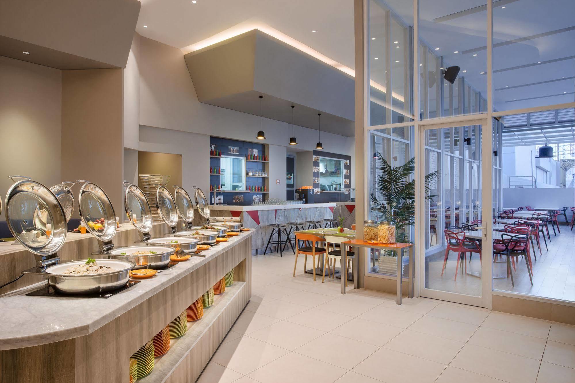 Ibis Styles Jakarta Mangga Dua Square Екстер'єр фото